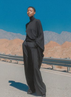 Czarne, powlekane, szerokie dżinsy