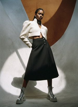 Czarna plisowana spódnica midi z ozdobnymi guzikami