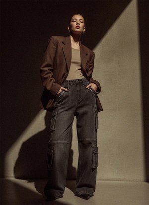 Jeansy cargo w kolorze spranej szarości z kieszeniami na oczka i klamry