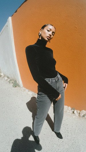 Klasyczne szare jeansy z prostymi nogawkami