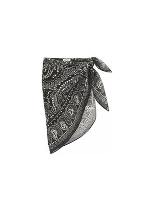 Czarno-biały sarong z nadrukiem bandany