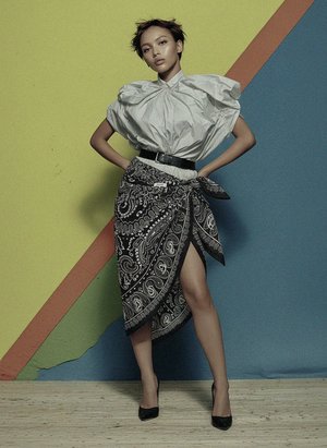 Czarno-biały sarong z nadrukiem bandany