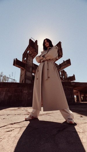 Klasyczny długi beżowy trencz z paskiem