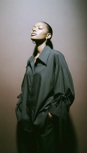 Koszula w kolorze czarnym, oversize, z wiązaniem na rękawach i zapięciem na guziki