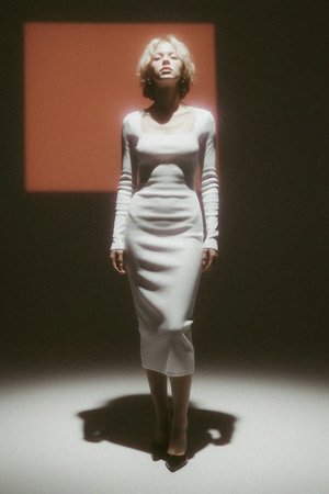 Biała prążkowana sukienka midi z długim rękawem i kwadratowym dekoltem